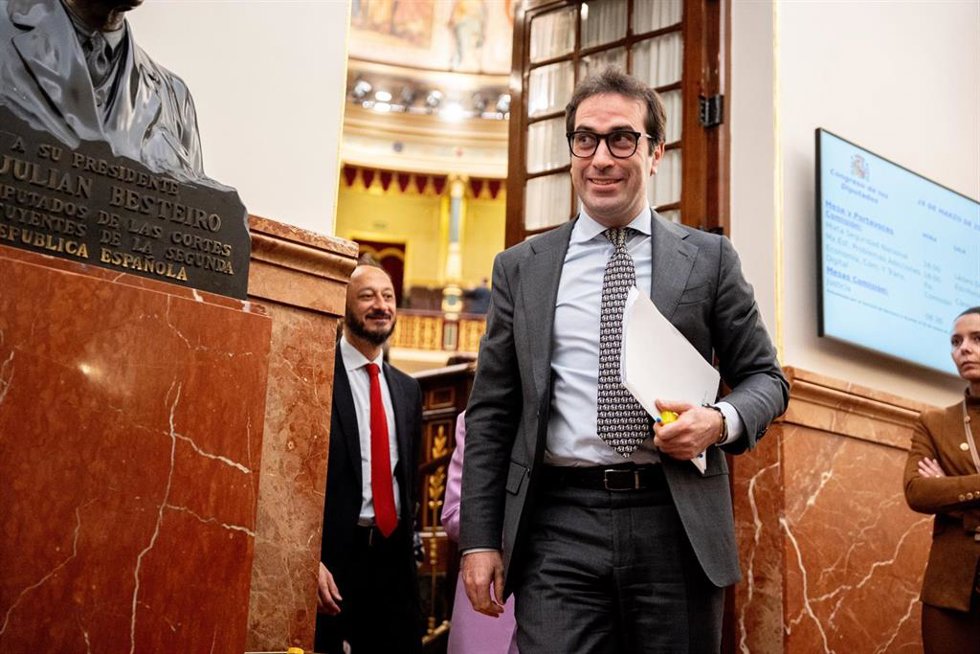 El ministro de Economía, Comercio y Empresa, Carlos Cuerpo, a su salida de una sesión plenaria, en el Congreso de los Diputados, a 26 de marzo de 2026, en Madrid (España). 