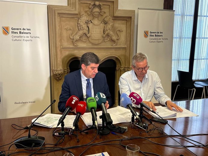 Archivo - El conseller de Turismo, Cultura y Deportes, Jaume Bauzà (i), en la rueda de prensa posterior a la anterior reunión de la Comisión del Impulso del Turismo Sostenible (CITS), en una foto de archivo.