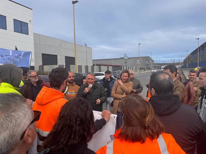 Los diputados nacionales del grupo parlamentario plurinacional Sumar, Enrique Santiago y Rafa Cofiño, junto a la parlamentaria autonómica de Convocatoria por Asturies IU, Delia Campomanes, con los estibadores de Avilés.