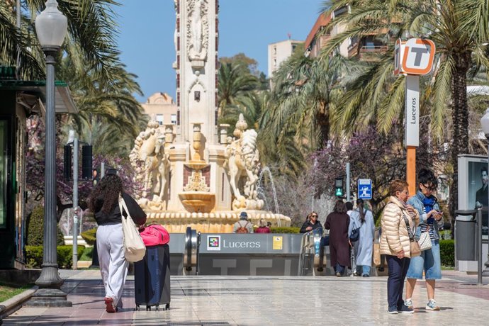 Turistas pasean por el centro de la ciudad, a 26 de marzo de 2026, en Alicante, Comunidad Valenciana (España). Alicante ha registrado extraordinarios resultados de ocupación hotelera el pasado mes de febrero, “que son los mejores de la historia con un reg