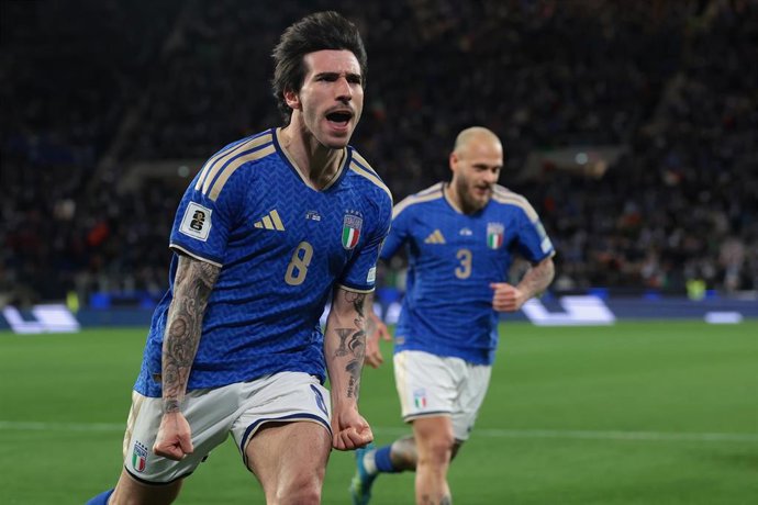 Sandro Tonali celebra un gol con la selección italiana.