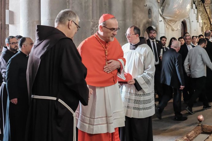 Archivo - 23 April 2025, ---, Jerusalem: The Latin Patriarch of Jerusalem, Cardinal Pierbattista Pizzaballa leads a mass for Pope Francis at the Basilica of the Holy Sepulchre. The Argentine pontiff, who led the Catholic Church from 2013, passed away on E