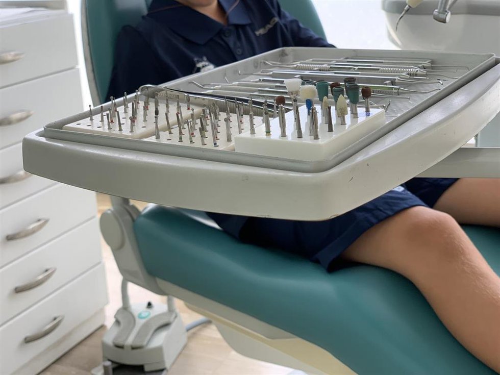 Archivo - Un niño en la consulta del dentista