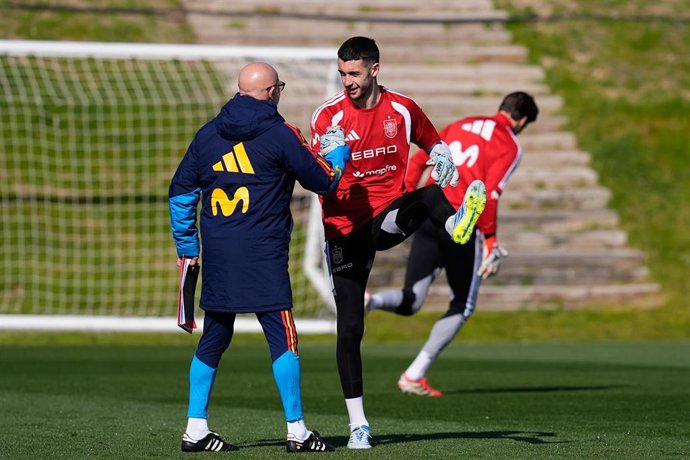 El portero de la selección española Joan García junto al seleccionador Luis de la Fuente.