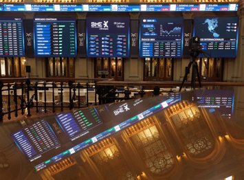 Archivo - Varios paneles del Ibex en el Palacio de la Bolsa.