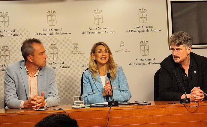 Archivo - La vicepresidenta segunda del Gobierno y ministra de Trabajo, Yolanda Díaz, junto al diputado de IU-Convocatoria por Asturies, Xabel Vegas, y el consejero de Ordenación de Territorio asturiano, Ovidio Zapico.