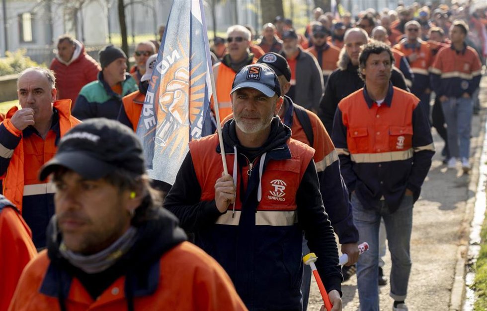 Manifestación de trabajadores de Tubos Reunidos y de Maderas de Llodio, junto con SOS Aiaraldea (archivo)
