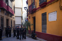 Controlado el incendio en la azotea de un edificio de la calle Pajaritos con Francos de Sevilla