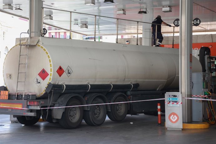 Archivo - Un camión cisterna rellena el combustible de los depósitos de una gasolinera de Sevilla. A 29 de abril de 2025 en Sevilla, Andalucía (España). Tras el inesperado apagón que dejó sin suministro eléctrico a el país en la jornada de ayer, Sevilla h