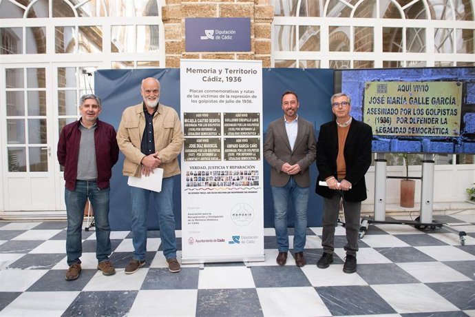 El vicepresidente segundo de la Diputación de Cádiz, Javier Vidal, junto al delegado de Memoria Democrática del Ayuntamiento de Cádiz, José Manuel Cossi, y el presidente y el secretario de la asociación memorialista, Felipe Barbosa y Eduardo Tovar