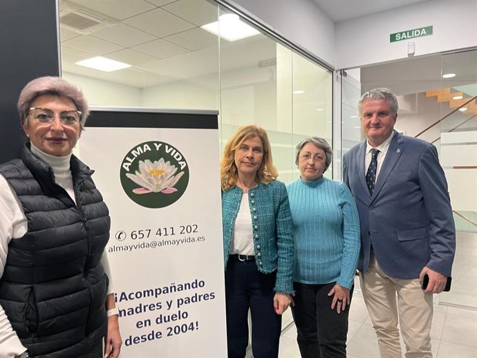 La concejala Paola Laynez y el delegado de Salud, Juan de la Cruz Belmonte, junto a integrantes de la asociación 'Alma y Vida', en el Espacio Alma.
