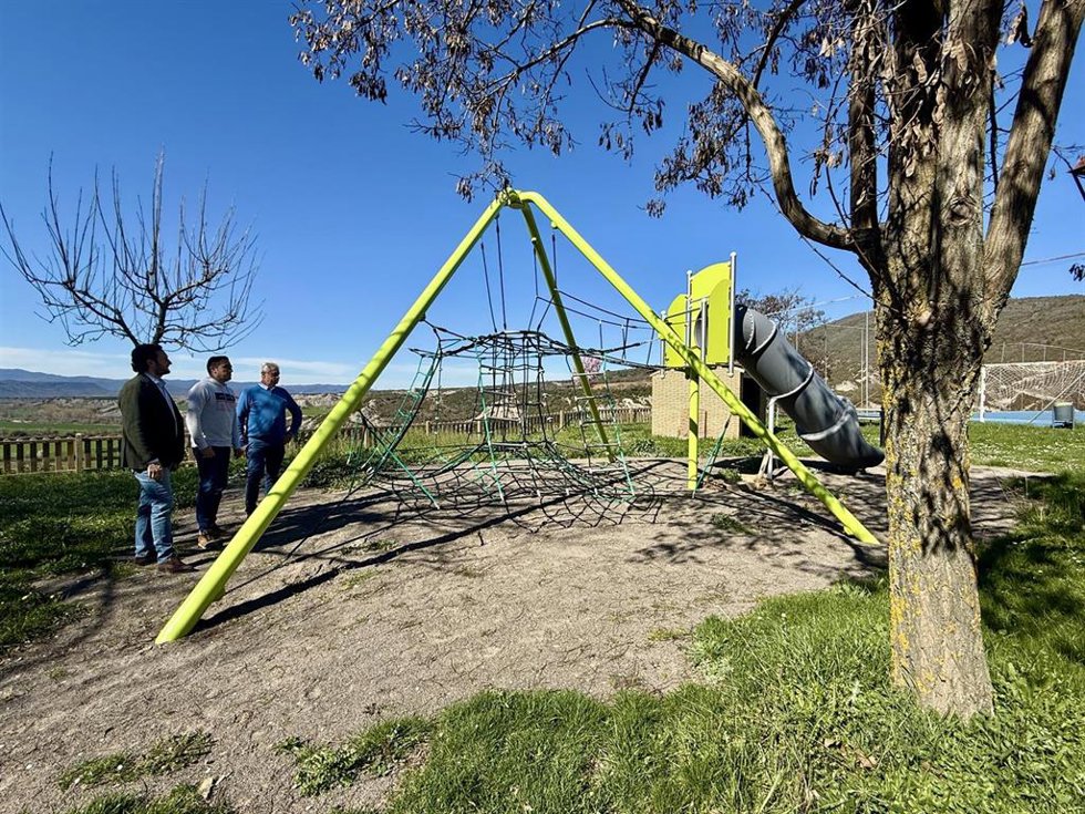 Isaac Claver, Sergio Fanlo (alcalde de Puente la Reina) y Álvaro Bescós en la visita al parque de Javierregay