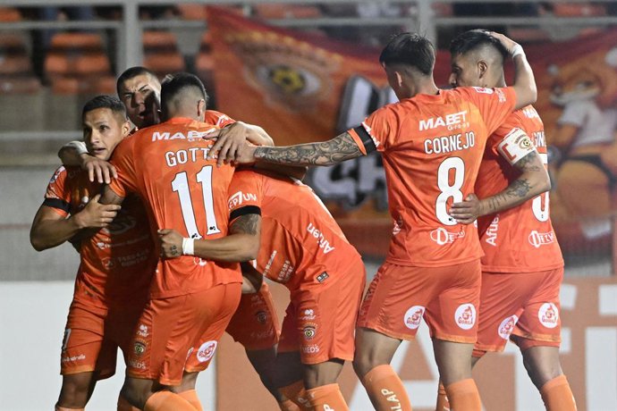 Futbol, Cobreloa vs Union San Felipe, liga de ascenso 2026. El jugador de Cobreloa Matias Sandoval celebra con sus compañeros su gol ante Union San Felipe en el partido de Liga de Ascenso Caixun disputado en el estadio Zorro del Desierto Calama,