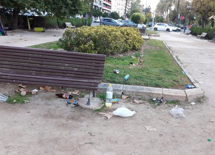 Archivo - Arxiu - Un banc en l'avinguda Jacinto Benavente de València, en una imatge d'arxiu