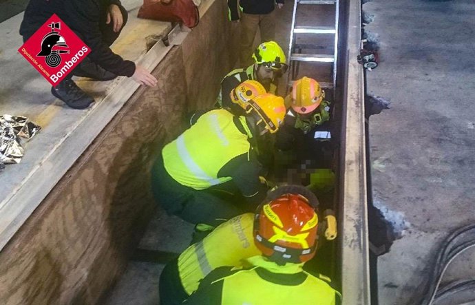 Imagen de bomberos durante el rescate del trabajador