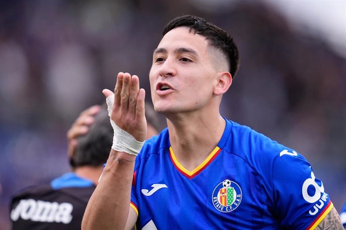 Martín Satriano celebra un gol con el Getafe