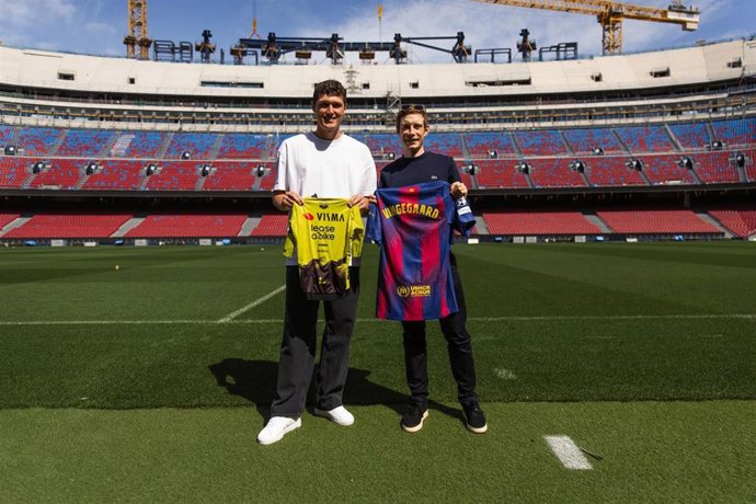 El defensa del FC Barcelona Andreas Christensen y el ciclista Jonas Vingegaard