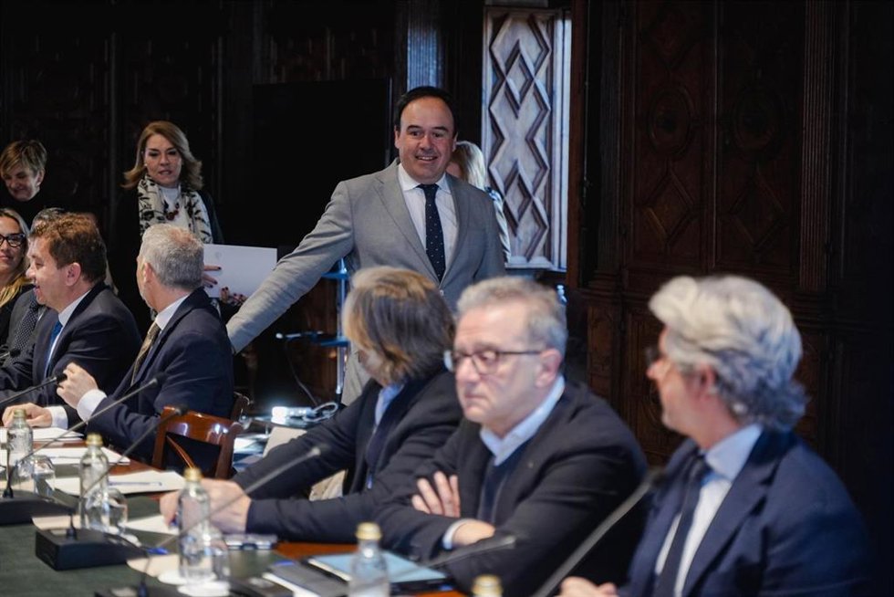 El presidente de la Generalitat, Juanfran Pérez Llorca (c), durante una reunión extraordinaria del Observatorio de la Industria y de los Sectores Económicos Valencianos