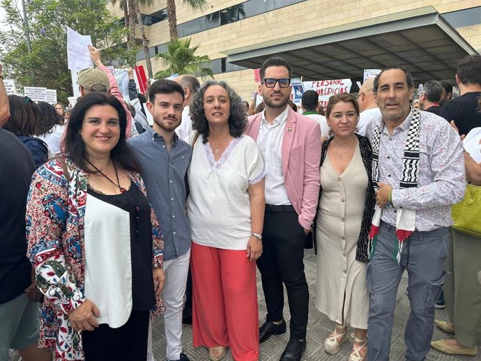 María Rosa Rodríguez (3ª izda.), en una acción en defensa de la sanidad pública junto a cargos públicos de IU y Hacemos Córdoba.