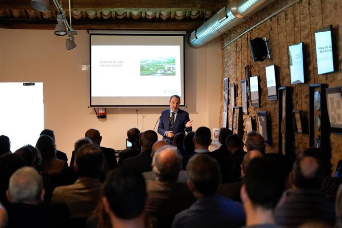 El conseller Ramon Espadaler en la jornada sobre Agrupaciones de Oficinas de Justicia