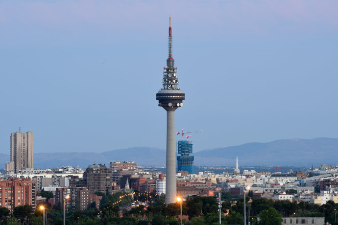 Archivo - Vistas de Torrespaña, conocida como 'El Pirulí', desde el mirador inferior del Parque de la Cuña Verde de Latina, el día que da comienzo el verano 2022, a 21 de junio de 2022, en Madrid (España). El solsticio de verano ocurre cuando el Sol alcan
