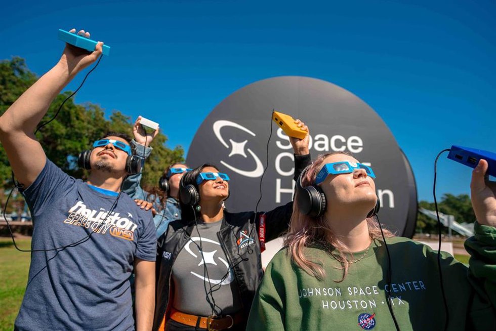 Archivo - Un grupo de personas utiliza los dispositivos LightSound durante un eclipse en Estados Unidos.