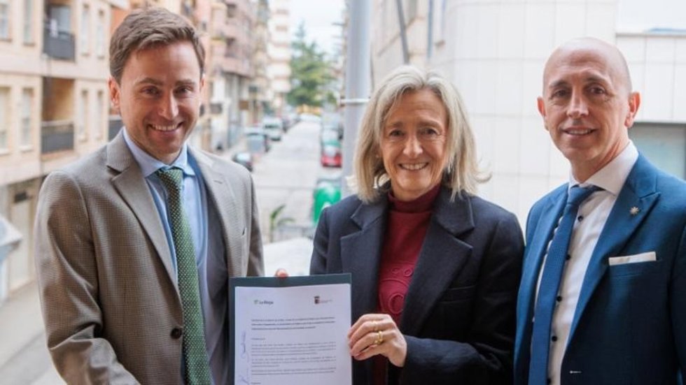 El consejero de Política Local, Infraestructuras y Lucha contra la Despoblación, Daniel Osés, y la alcaldesa de Calahorra, Mónica Arceiz, suscriben un convenio de colaboración para financiar una actuación en el municipio