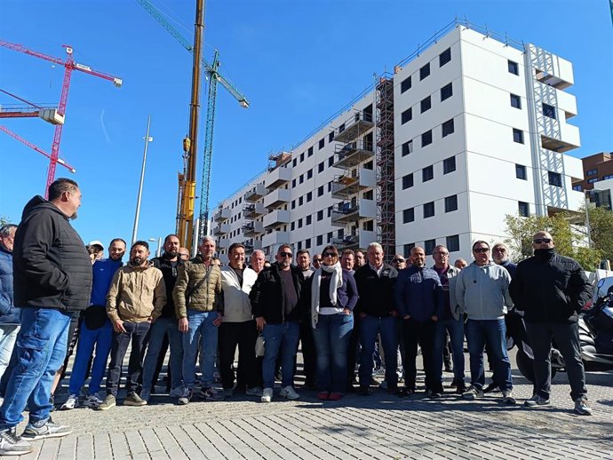 Concentración de gruistas ante una obra en Córdoba para reclamar una subida salarial para su colectivo.