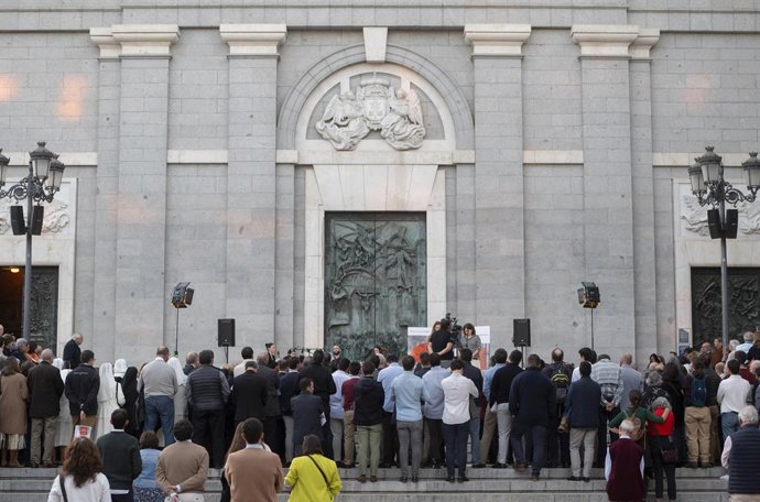 Archivo - Decenas de personas durante un acto público de reconocimiento y reparación a las víctimas de abusos de la Iglesia, en el Pórtico de la catedral de la Almudena, a 21 de octubre de 2024, en Madrid (España). El acto, en el que participan supervivie