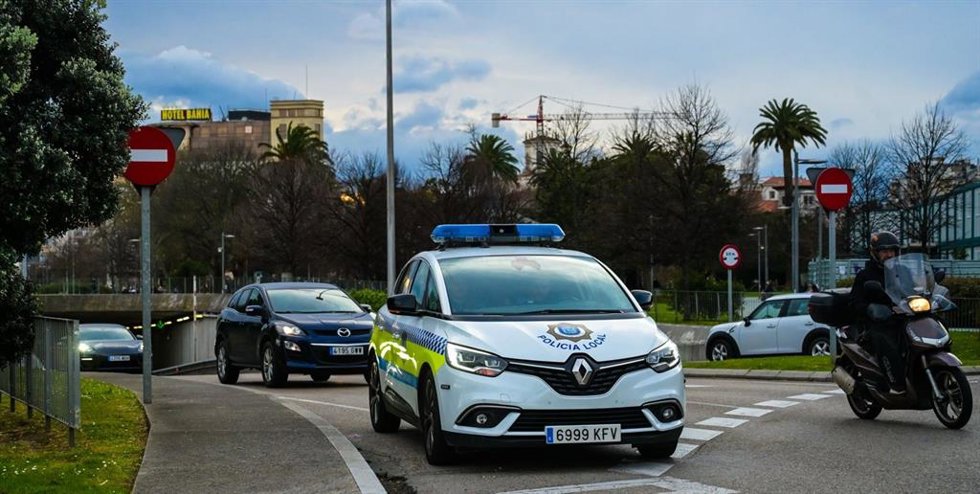 Archivo - Vehículo de la Policía Local de Santander