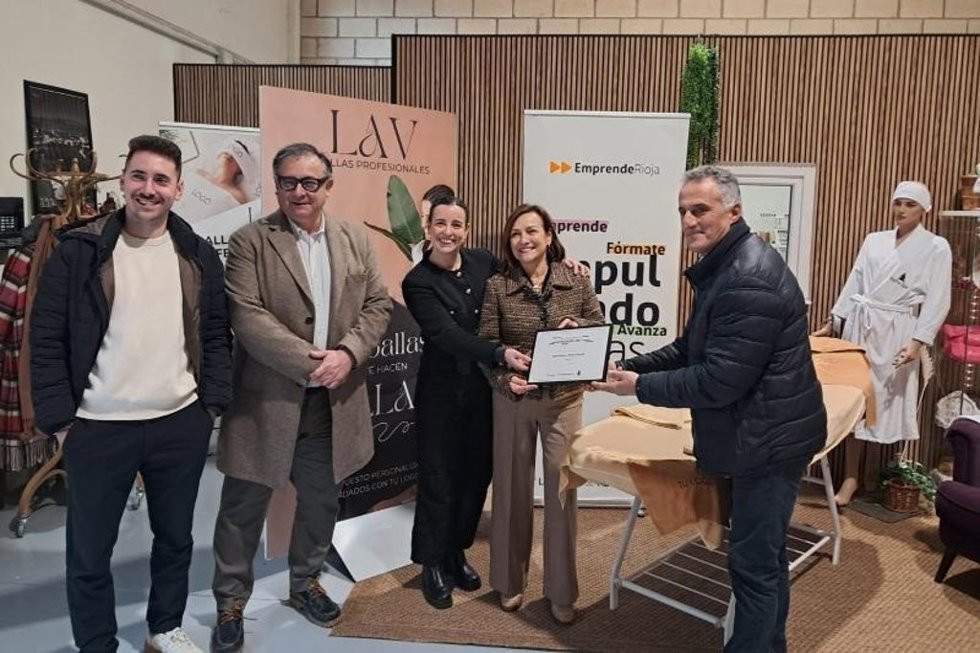 El gerente de la ADER, Luis Pérez Echeguren, acompañado por el alcalde de Navarrete, José María Pastor, y el técnico del Departamento de Creación de Empresas de la FER, Marcelo Ramírez, entrega un nuevo reconocimiento de Emprendedor del Mes