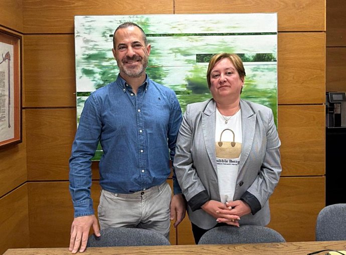 El alcalde de Siero, Ángel García, presenta el programa de los Güevos Pintos,, acompañado por la concejala de Festejos, Mercados y Bienestar Animal, Ana Nosti