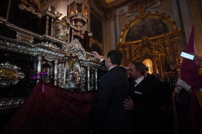 El presidente de la Junta de Andalucía, Juanma Moreno, protagoniza una de las levantás en el interior del templo del conocido como "Señor de Granada", Nuestro Padre Jesús del Rescate.
