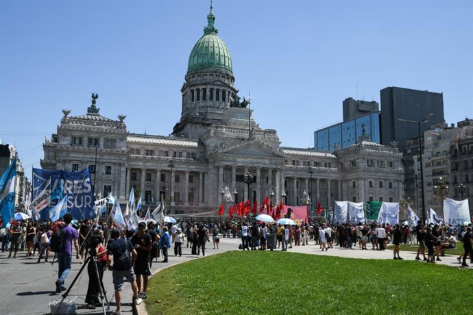 Archivo - Manifestación contra la reforma laboral, frente al Congreso argentino, a 27 de febrero de 2026, en Buenos Aires (Argentina). La manifestación se produce en rechazo a la nueva norma laboral impulsada por el gobierno de Javier Milei que pretende i