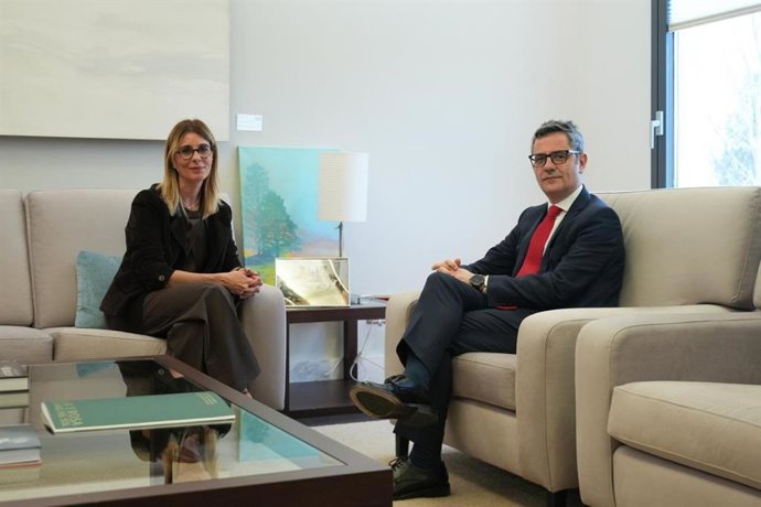 La portavoz de la Asociación Judicial Francisco de Vitoria , Marien Ortega, y el ministro de la Presidencia, Justicia y Relaciones con las Cortes, Félix Bolaños.