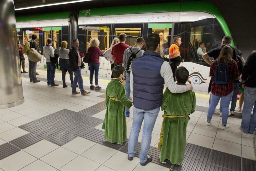 Archivo - Metro de Málaga en Semana Santa. Imagen de archivo. 