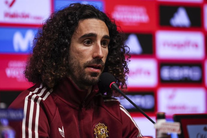 O espanhol Marc Cucurella participa da coletiva de imprensa antes do amistoso internacional de futebol contra o Egito, no Estádio RCDE, em 30 de março de 2026, em Cornellà, Espanha.