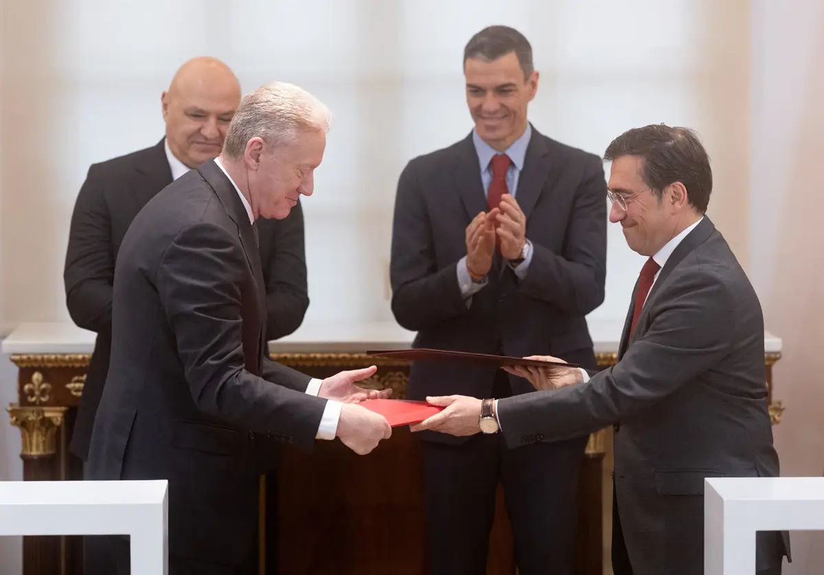 Imagen del presidente del Gobierno, Pedro Sánchez y otros funcionarios