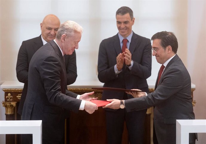 Archivo - El presidente del Gobierno, Pedro Sánchez, el ministro de Exteriores de España, José Manuel Albares, el ministro de Exteriores del Líbano, Youssef Rajji, y el presidente del Líbano, Joseph Aoun, a 2 de febrero de 2026, en Madrid (España). 