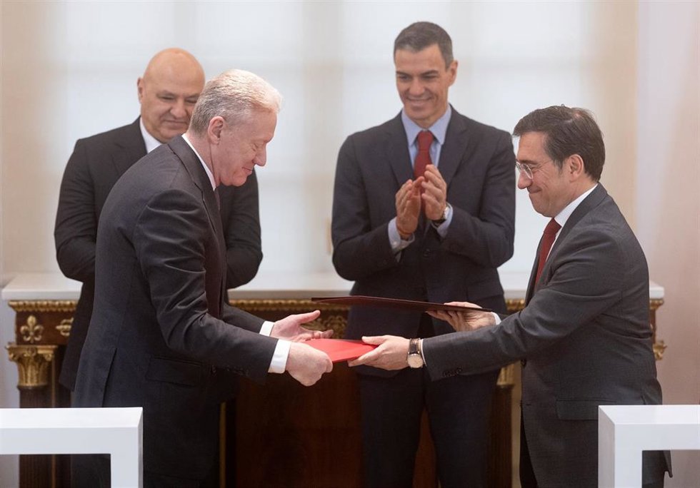 Archivo - El presidente del Gobierno, Pedro Sánchez, el ministro de Exteriores de España, José Manuel Albares, el ministro de Exteriores del Líbano, Youssef Rajji, y el presidente del Líbano, Joseph Aoun, a 2 de febrero de 2026, en Madrid (España).