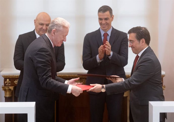 Archivo - Arquivo - O presidente do Governo, Pedro Sánchez, o ministro das Relações Exteriores da Espanha, José Manuel Albares, o ministro das Relações Exteriores do Líbano, Youssef Rajji, e o presidente do Líbano, Joseph Aoun, durante a assinatura de aco