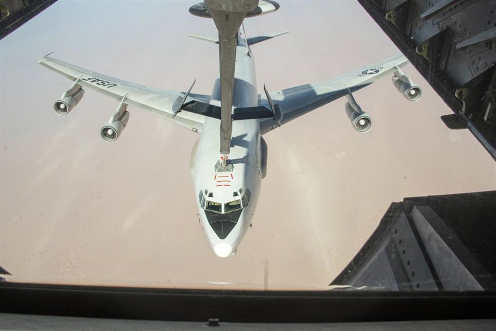 Archivo - Un avión centinela E-3 de EEUU durante un proceso de repostaje sobre Emiratos Árabes Unidos  