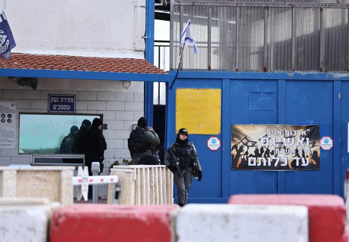 Archivo - Arquivo - JERUSALÉM, 8 de fevereiro de 2025  -- Esta foto, tirada em 8 de fevereiro de 2025, mostra a prisão militar israelense de Ofer, perto de Jerusalém. Israel libertou 183 prisioneiros palestinos no sábado, na quinta troca de prisioneiros p