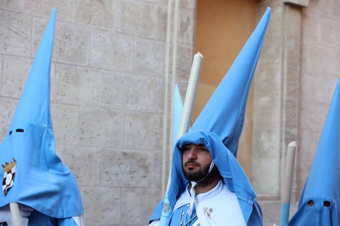 Archivo - Varios cofrades desfilan en la procesión del Cristo de la Sangre, a 6 de abril de 2023, en Palma, Mallorca, Islas Baleares (España). 
