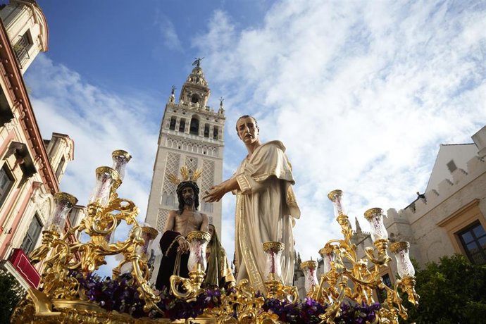 Archivo - Imágenes de la Hermandad de San Benito que hace estación de penitencia este Martes Santo.