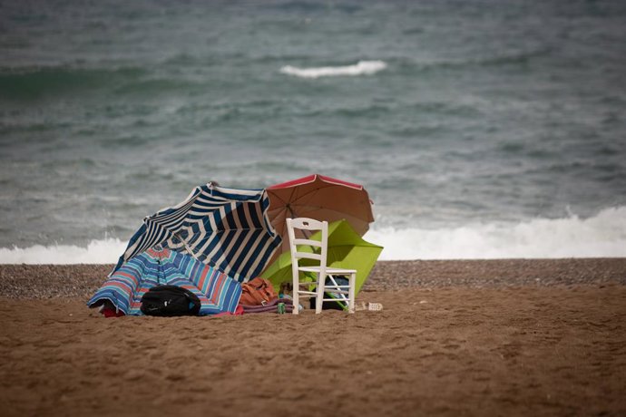 Archivo - La playa de la Barceloneta, a 4 de agosto de 2021, en Barcelona, Catalunya (España). Barcelona afronta este verano una temporada turística marcada por la quinta ola de la pandemia por Covid-19 en España, que ha registrado un gran volumen de cont