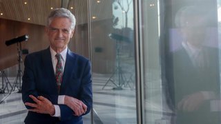 Archivo - El psiquiatra Luis Rojas Marcos posa a su llegada a la III Edición de los Premios Empresariales del Sur de España en el auditorio IESE Business School, a 17 de mayo de 2022, en Madrid (España). La Asociación de Empresarios del Sur de España, CES