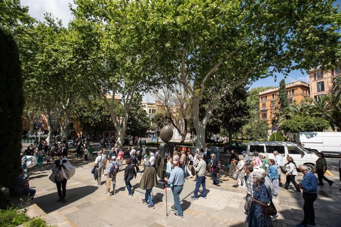 Archivo - Varios turistas en una calle de Palma.