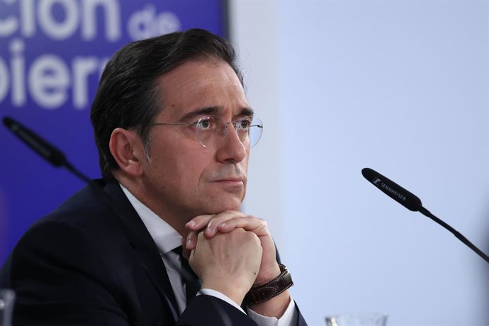 (I-D) El ministro de Exteriores, José Manuel Albares , durante la rueda de prensa posterior al Consejo de Ministros, a 10 de marzo de 2026, en Madrid (España). El Consejo de Ministros ha aprobado hoy el Real Decreto (RD) que garantiza el acceso a atención