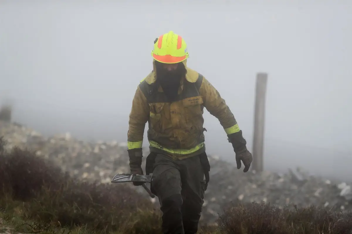 Imagen de archivo de un bombero forestal trabajando en Galicia. - Carlos Castro -
